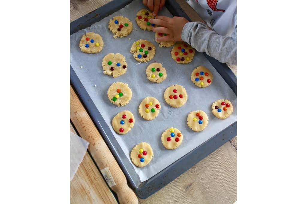 baking sheet full of cookies