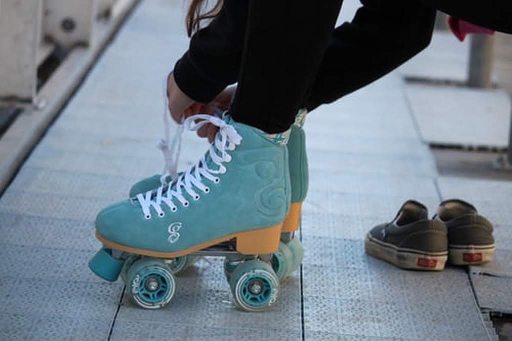 kid tying up roller skates