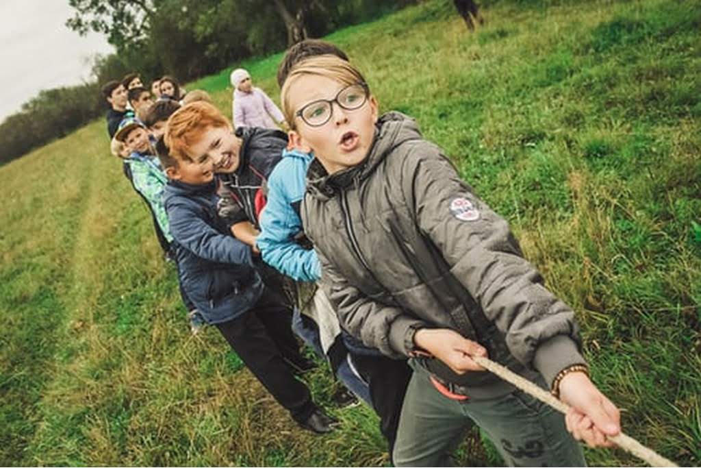 kids participating in a tug of war