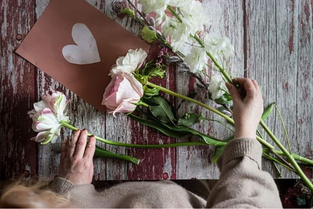 kids making a flower boquet