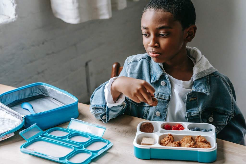 kid eating lunch